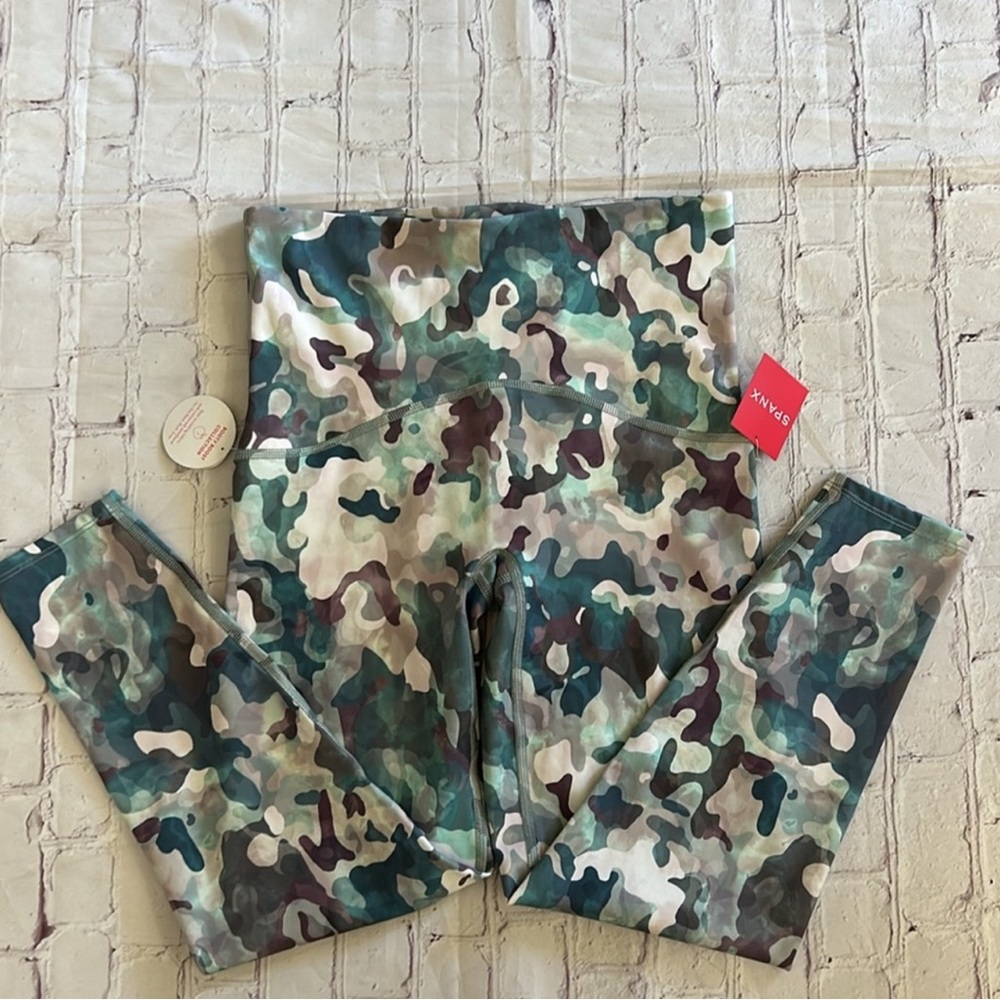 NWT Spanx Printed Camo Pink Multi Booty Boost 7/8 Leggings